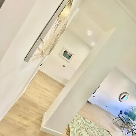 Barcelona Chic Apartments- Free Parking - 10 Min From Bcn City Centre By Metro Exterior photo