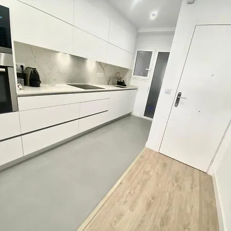 Barcelona Chic Apartments- Free Parking - 10 Min From Bcn City Centre By Metro Exterior photo