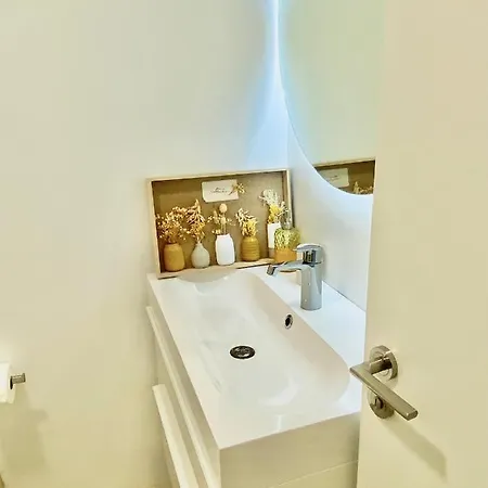 Barcelona Chic Apartments- Free Parking - 10 Min From Bcn City Centre By Metro Exterior photo